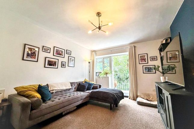 40, Esher Gardens, Southfields photo 2