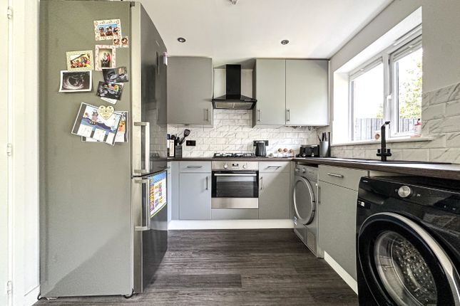 42 Hob Close, Monkton Heathfield, Somerset photo 3