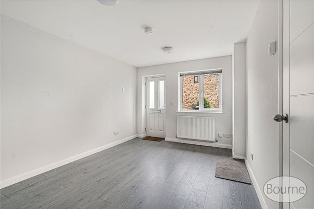 9, Woodger Close, Guildford photo 3