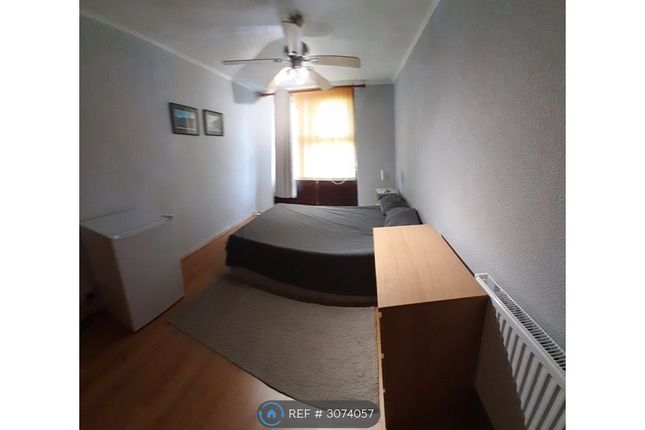 Flat in SM2 6TT