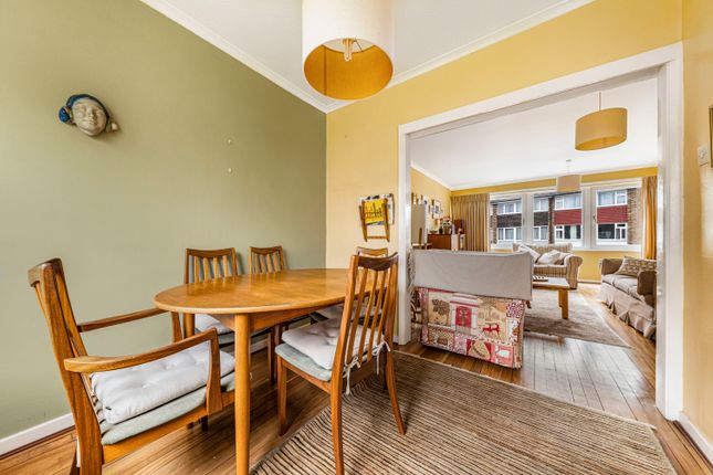 End terrace house for sale in Oakways, London