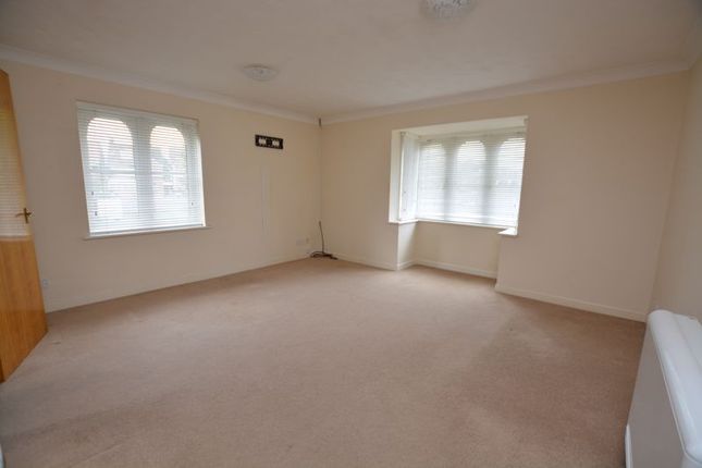 Flat for sale in Nixey Close, Slough