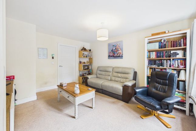 42, Lady Campbells Court, Dunfermline photo 3