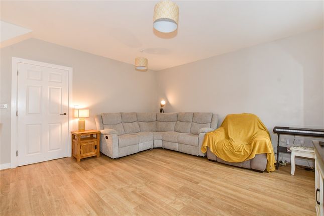 Olive Close, Horsham photo 4