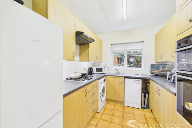 14 Lower Dunnymans, Banstead photo 3