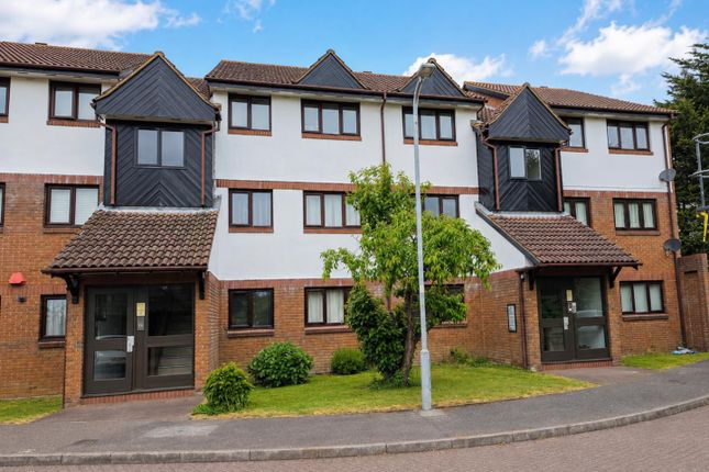 18, Armada Court, Grays photo 2