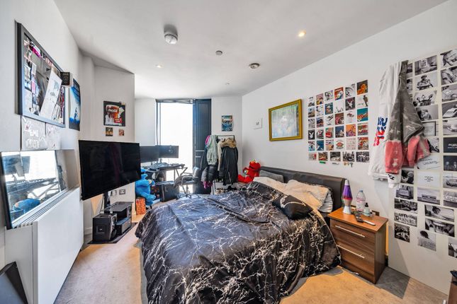 Flat to rent in Walworth Road, Elephant And Castle, London