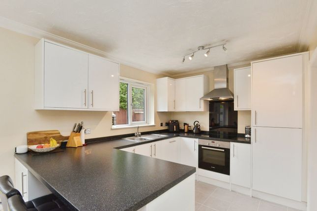 5, Hartington Grove, Milton Keynes photo 4