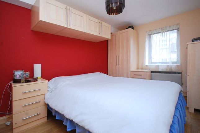Flat to rent in East Smithfield, Wapping, London