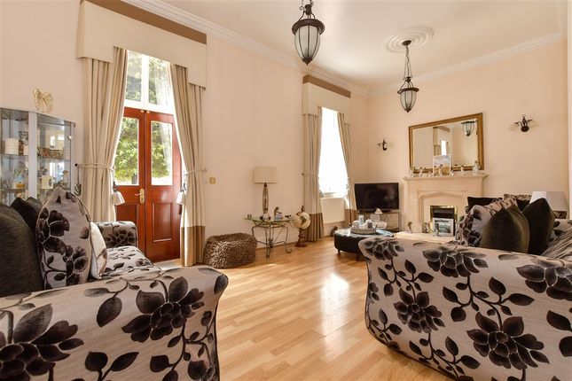 Rosebury Square, Woodford Green photo 2