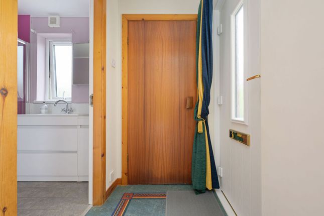 27 Newton Crescent, Dunfermline photo 3