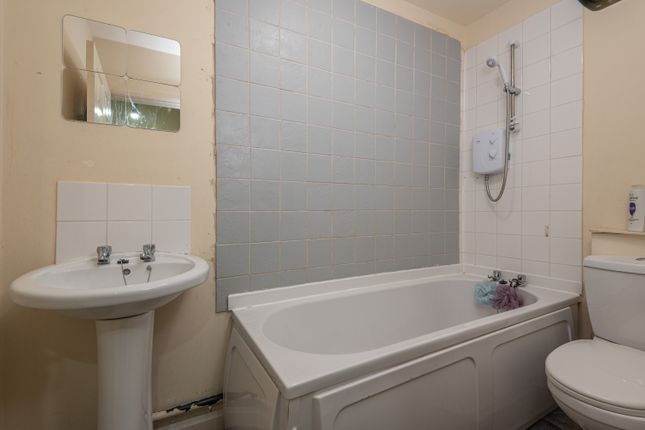 24, Redwing Crescent, Huddersfield photo 4