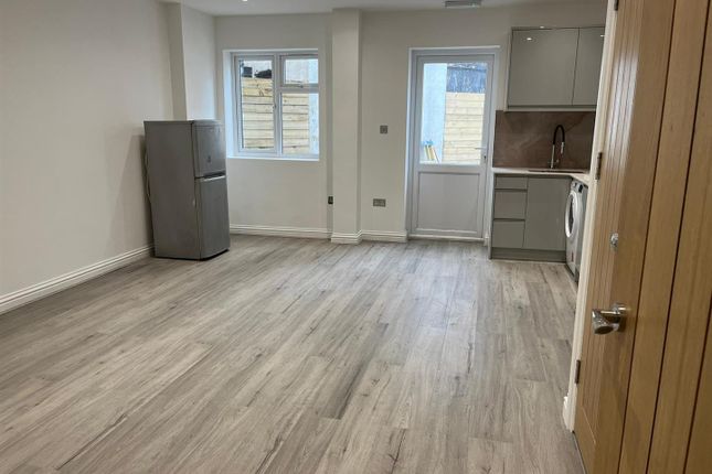 Room to rent in Terrace Road, London