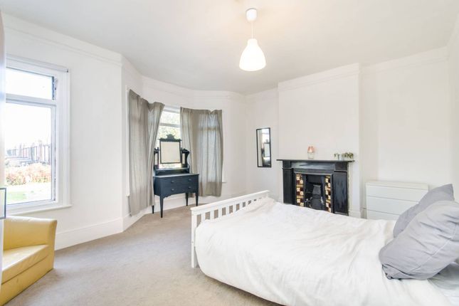 3-bed house on Roundwood Road, NW10, Harlesden, £5,850/mo