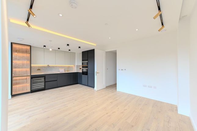 Thumbnail Flat to rent in Siena House, Bollinder Place, London