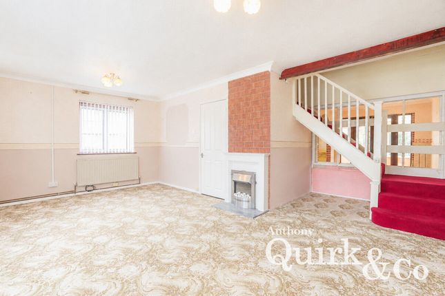 12, The Chilterns, Canvey Island photo 2