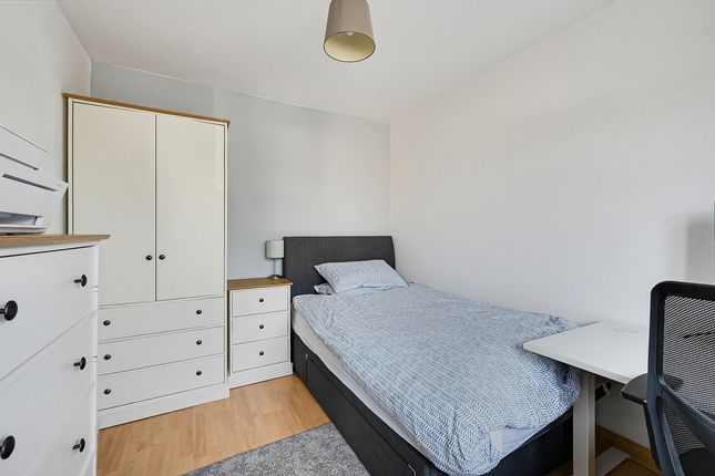Morland Close, MITCHAM photo 4
