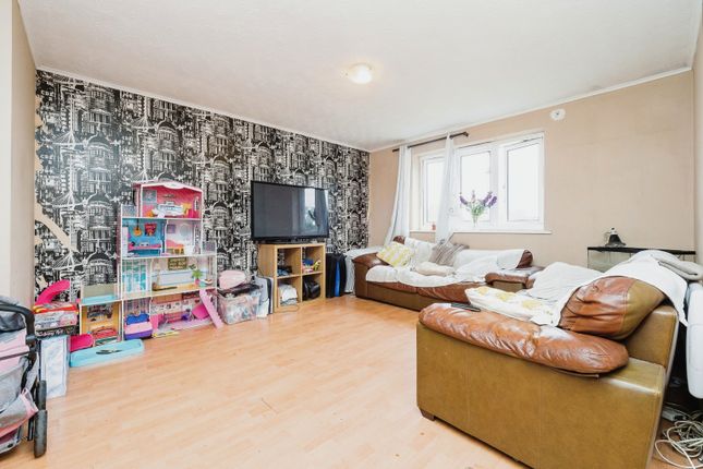 Property for sale in Plumtree Close, Dagenham