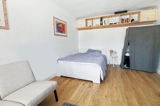 32 The Foxgloves, Southampton photo 4