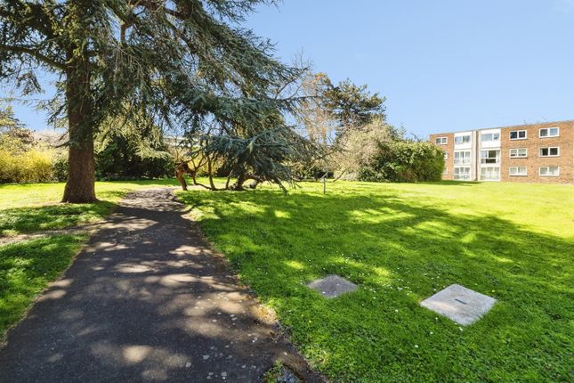 37, Chaplaincy Gardens, Hornchurch photo 4