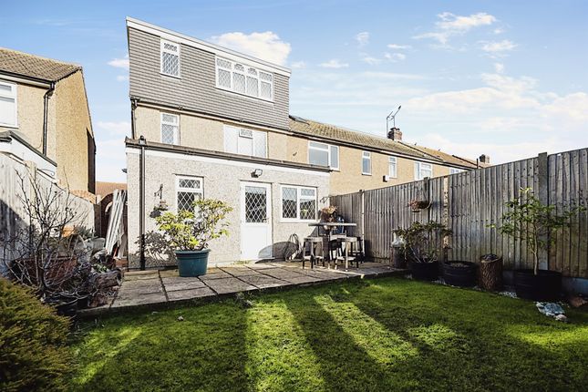 53, Newtons Close, Rainham photo 3