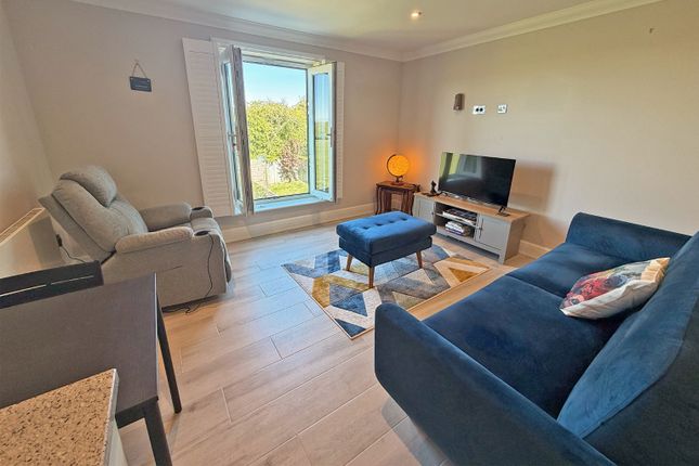 2 Harvest Place, Holmer Green, Buckinghamshire photo 3