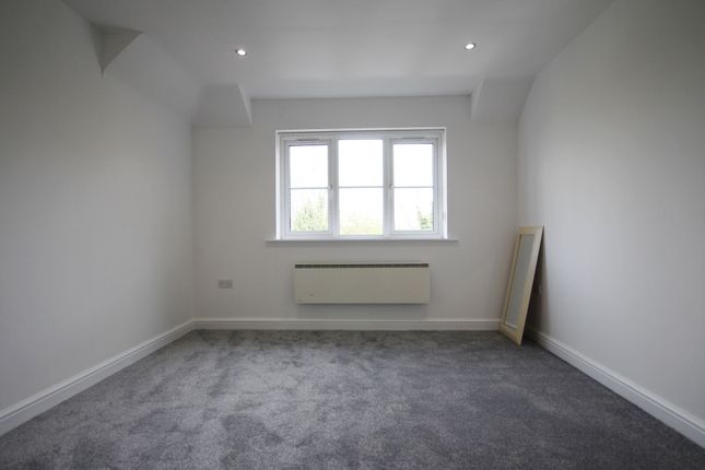 Town house to rent in Orchard Lane, Leigh