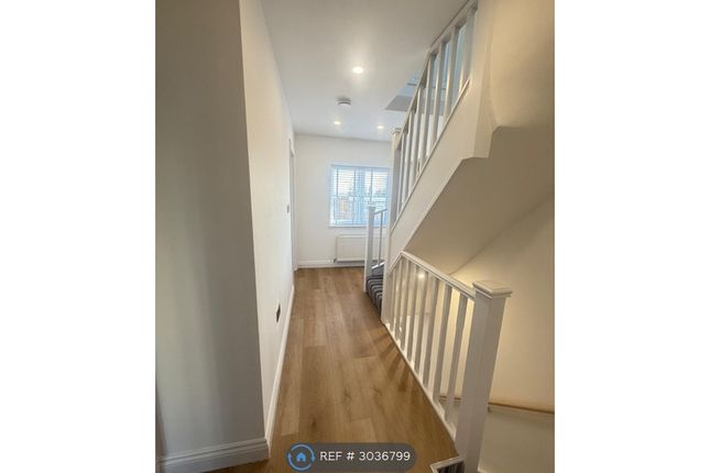 Flat, Warwick Road, Barnet photo 3