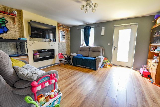 8, Railway Walk, Dursley photo 3