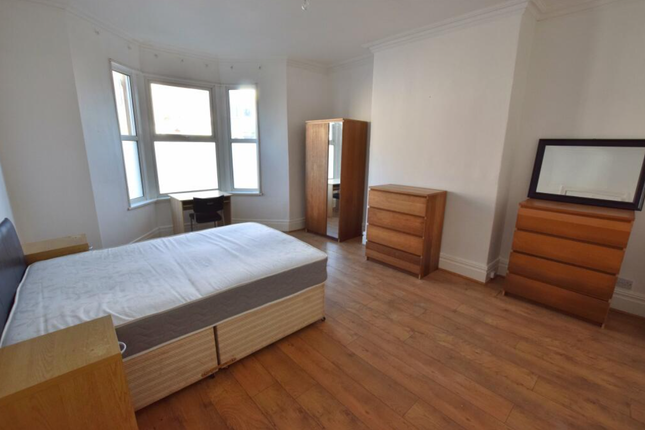 14 Ashleigh Grove, Newcastle upon Tyne photo 5