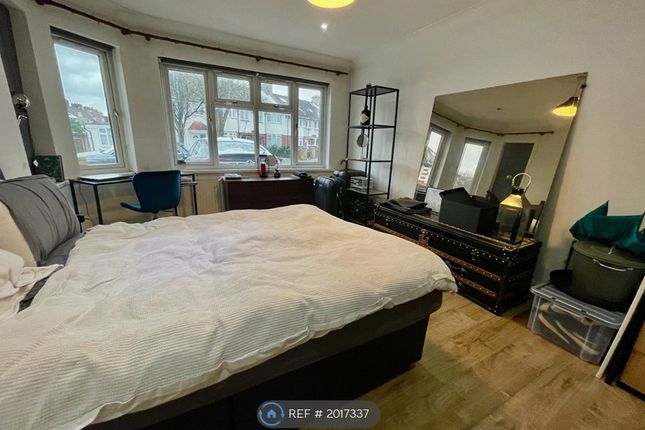 Flat to rent in Cecil Road, London
