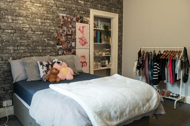 A Cozy And Well-Maintained Bedroom Featuring A Com...