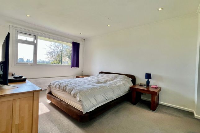 2 Manor Drive, Taunton photo 4