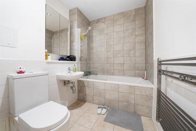 Flat for sale in Vandome Close, London