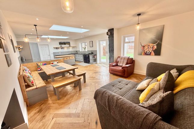 25, Hilary Way, Porthcawl photo 3