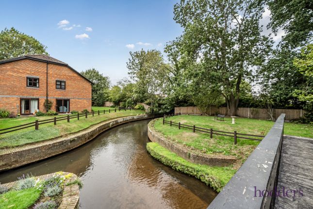 51, Pitson Close, Addlestone photo 3
