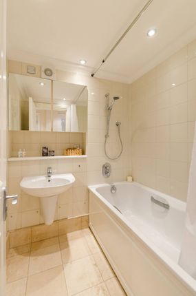 Flat to rent in Beauchamp Place, Knightsbridge, London