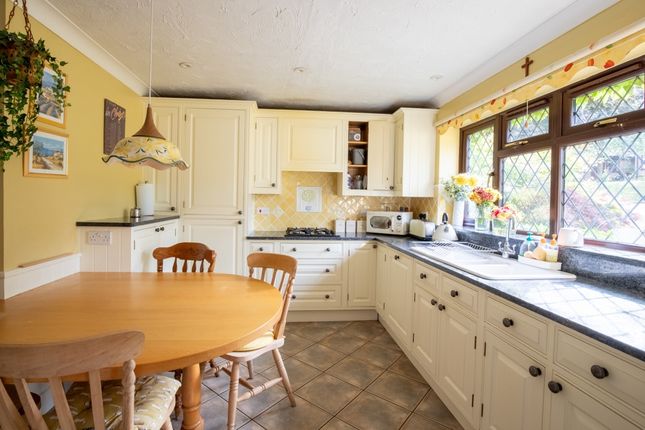 39, Broad Ha'Penny, Farnham photo 4