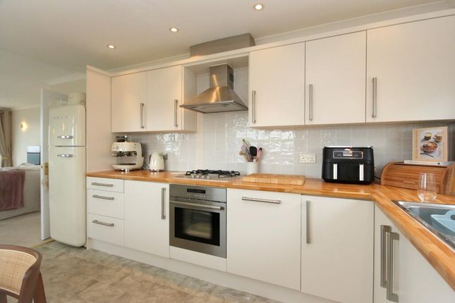 6 Totland Court , Victoria Road , Milford on Sea  photo 3