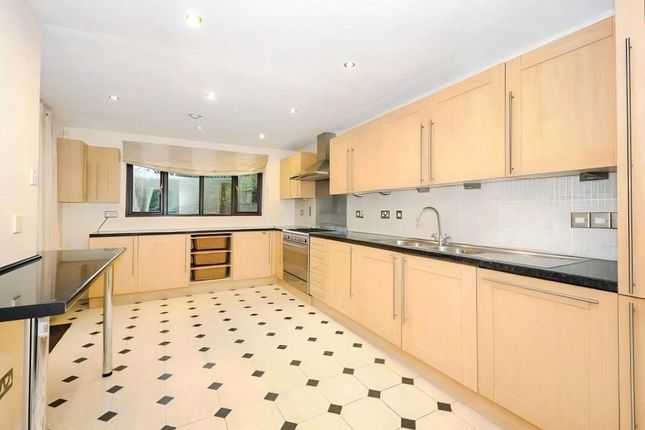 Carvoeiro, Goughs Lane, Bracknell photo 4