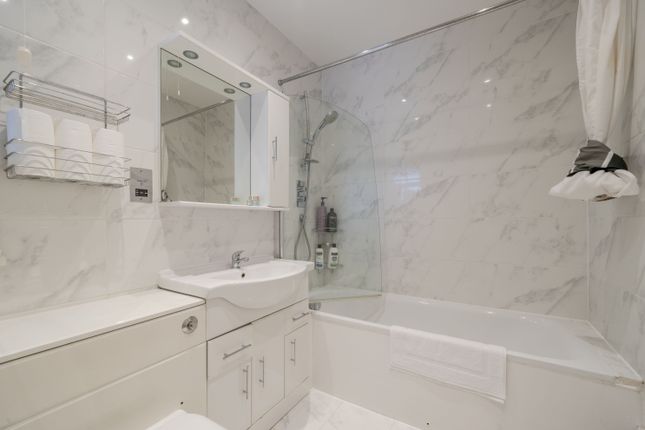 115, Hillsborough Court, Mortimer Crescent, London photo 4