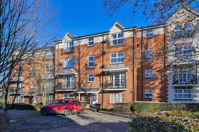 Flat for sale in Shaftsbury Gardens, North Acton, London