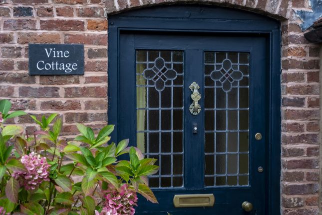 Vine Cottage, Pewterers Alley, BEWDLEY photo 4