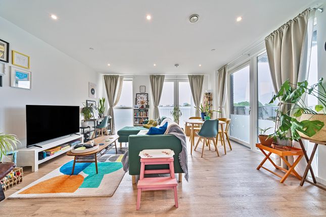 2-bed flat on Flat 11, Lacewood Apartments, London, £500,000