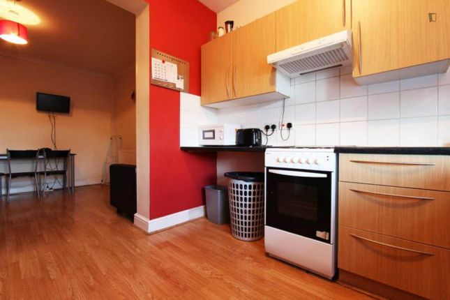 Cosy bedroom in 4-bedroom flat in London, 186A, Romford Road, London photo 4