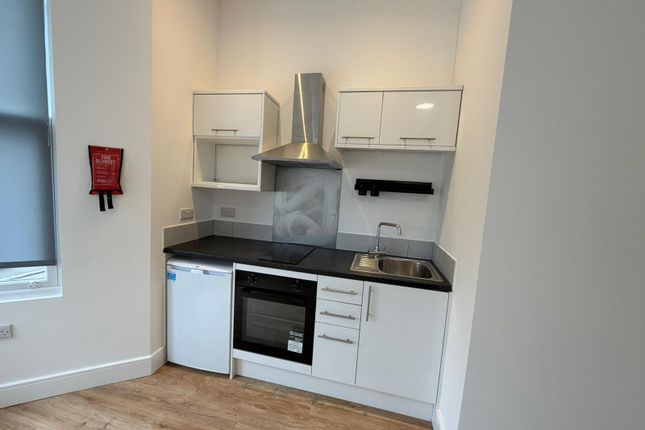 Flat 4, Pownall Gardens, Hounslow, London photo 4