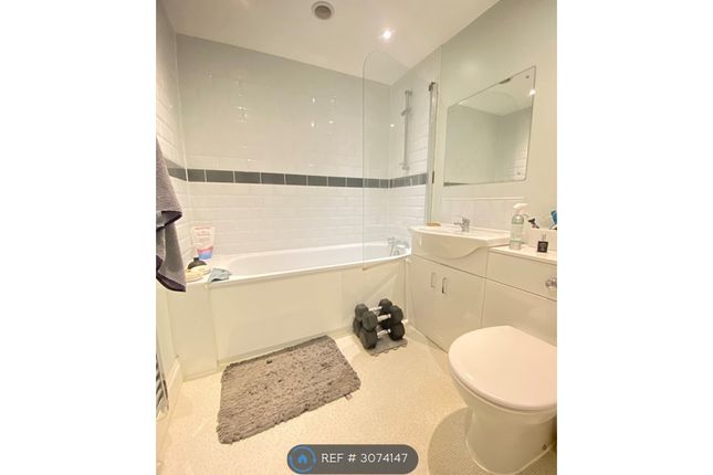 Flat, A High Street, Andover photo 4