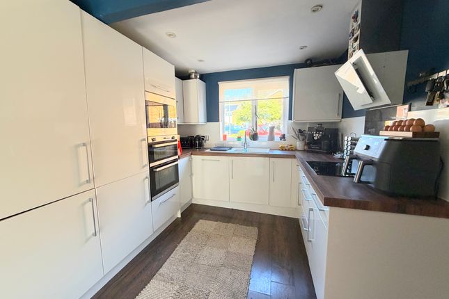 10 Whins Close, Camberley photo 2