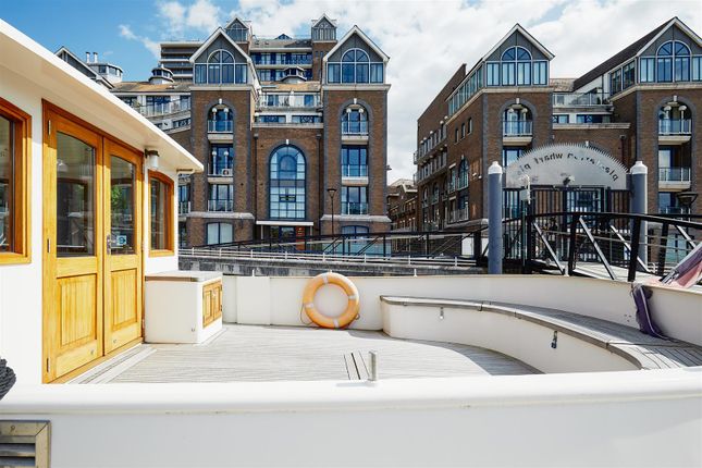 Houseboat for sale in Plantation Wharf, Battersea