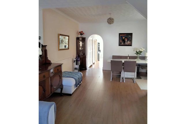 88, Park Avenue, Egham photo 4